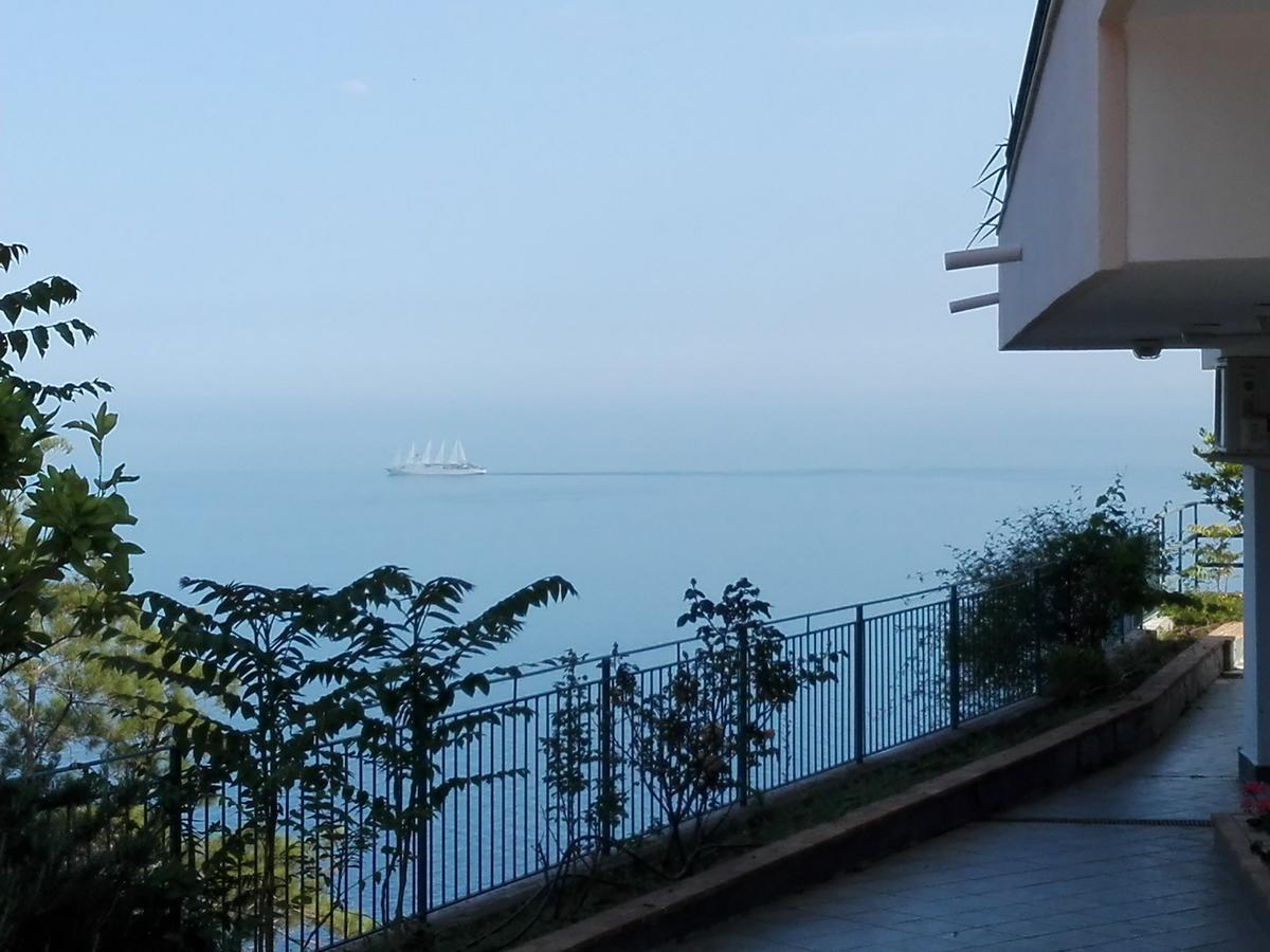 勒托阳尼La Nave Sul Mare Di Taormina住宿加早餐旅馆 外观 照片