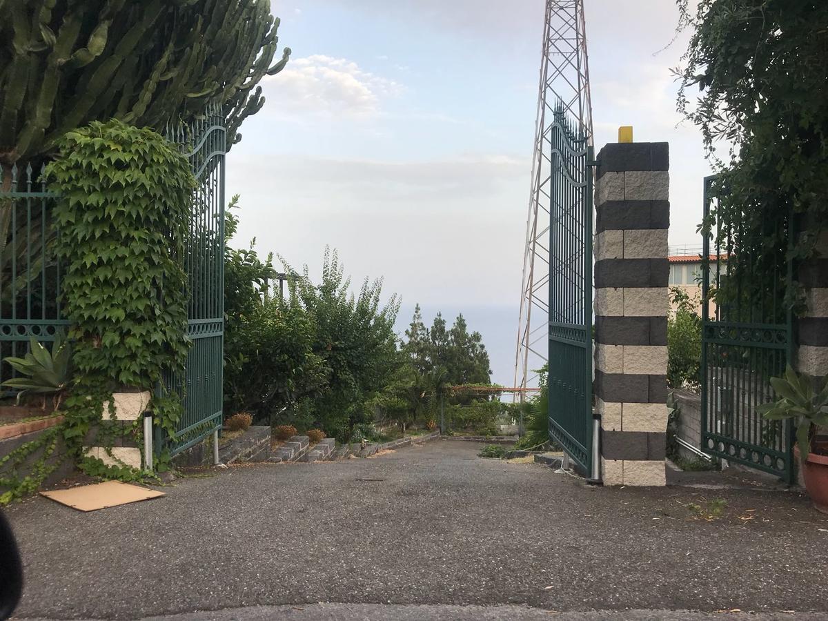 勒托阳尼La Nave Sul Mare Di Taormina住宿加早餐旅馆 外观 照片