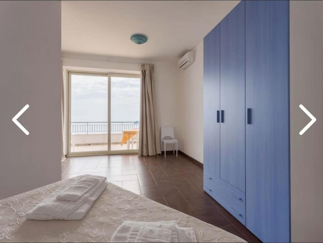 勒托阳尼La Nave Sul Mare Di Taormina住宿加早餐旅馆 外观 照片