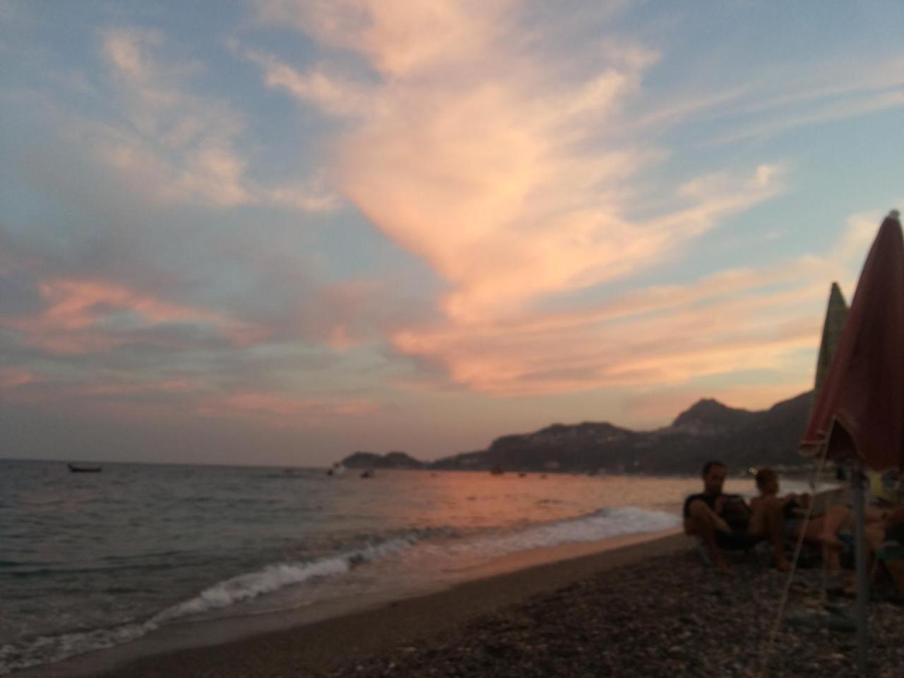 勒托阳尼La Nave Sul Mare Di Taormina住宿加早餐旅馆 外观 照片